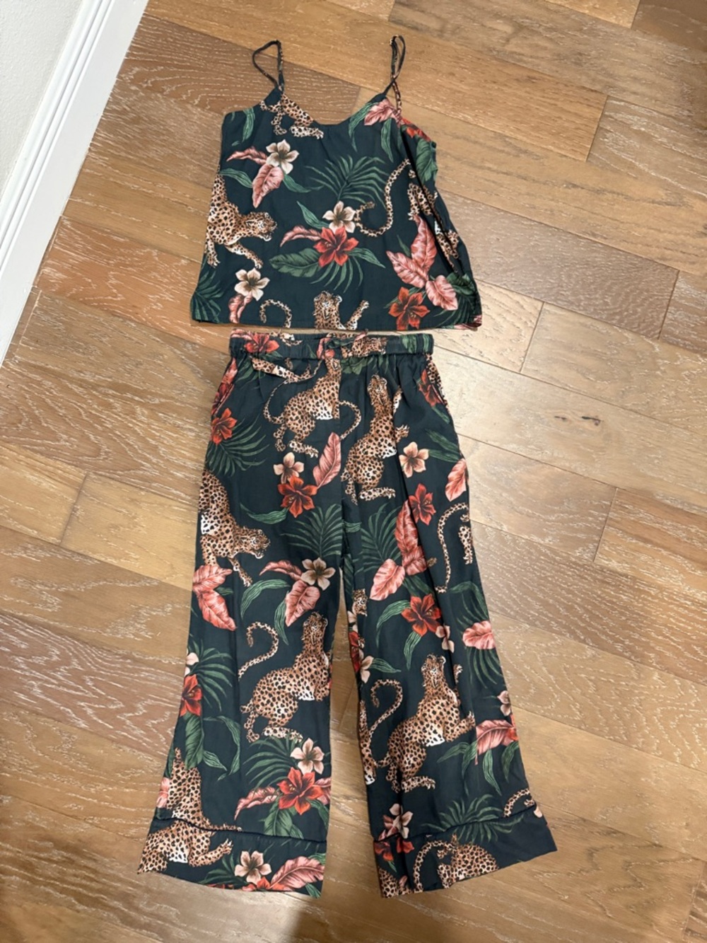 Desmond & Dempsey pajama set: Cami & Wide Leg Pants in Soleia Leopard/Floral SM - Picture 2 of 12